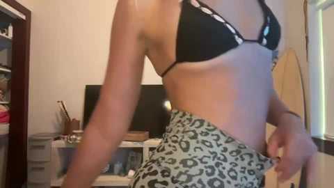 honeybun_z @ chaturbate on 20251007