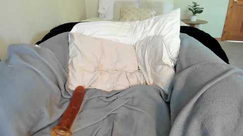 sexxylaurab @ chaturbate on 20251023