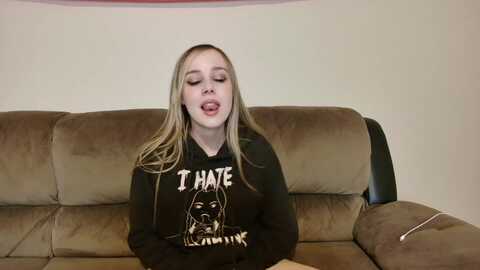 lunalovelyy @ myfreecams on 20230922