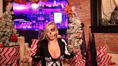cubbixoxo @ myfreecams on 20231007