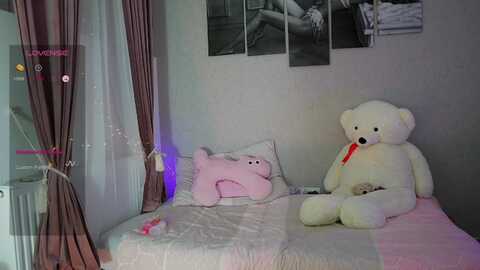 rileyreid_18 @ myfreecams on 20231010