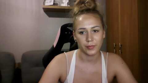catrinlips @ myfreecams on 20231016
