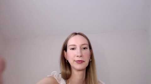 strwberrymoon @ myfreecams on 20231027