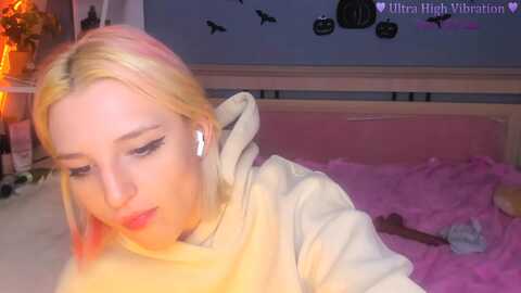 lunatale @ myfreecams on 20231102