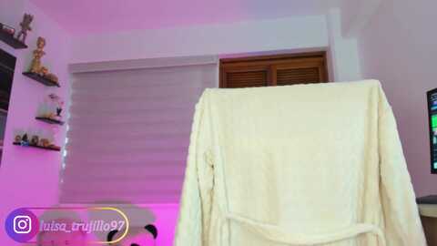 luisa_t @ myfreecams on 20231119