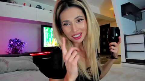 smileytinaa @ myfreecams on 20231212