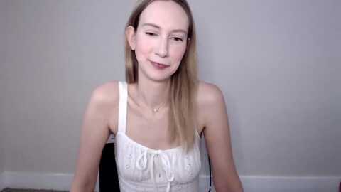 strwberrymoon @ myfreecams on 20231212