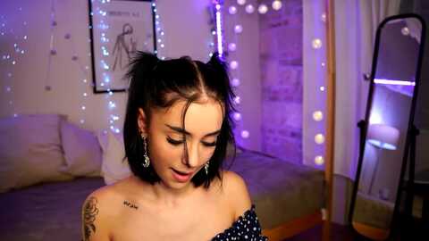 naomii18 @ myfreecams on 20231227