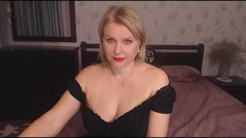 paradisapples @ myfreecams on 20240418