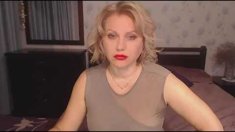 paradisapples @ myfreecams on 20240421