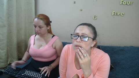 lesb_milf @ stripchat on 20230830