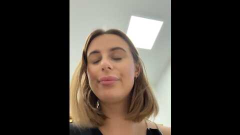 hii_lolla @ stripchat on 20231027