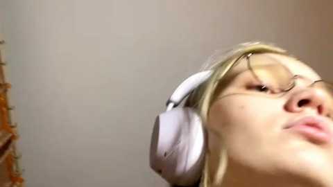 xx_looola_xx @ stripchat on 20251003